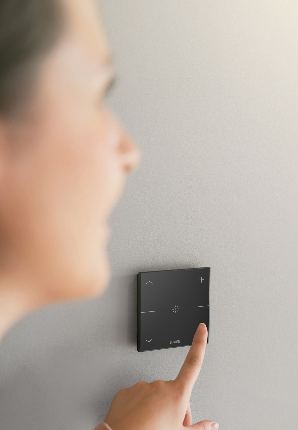 Žena opouští dům