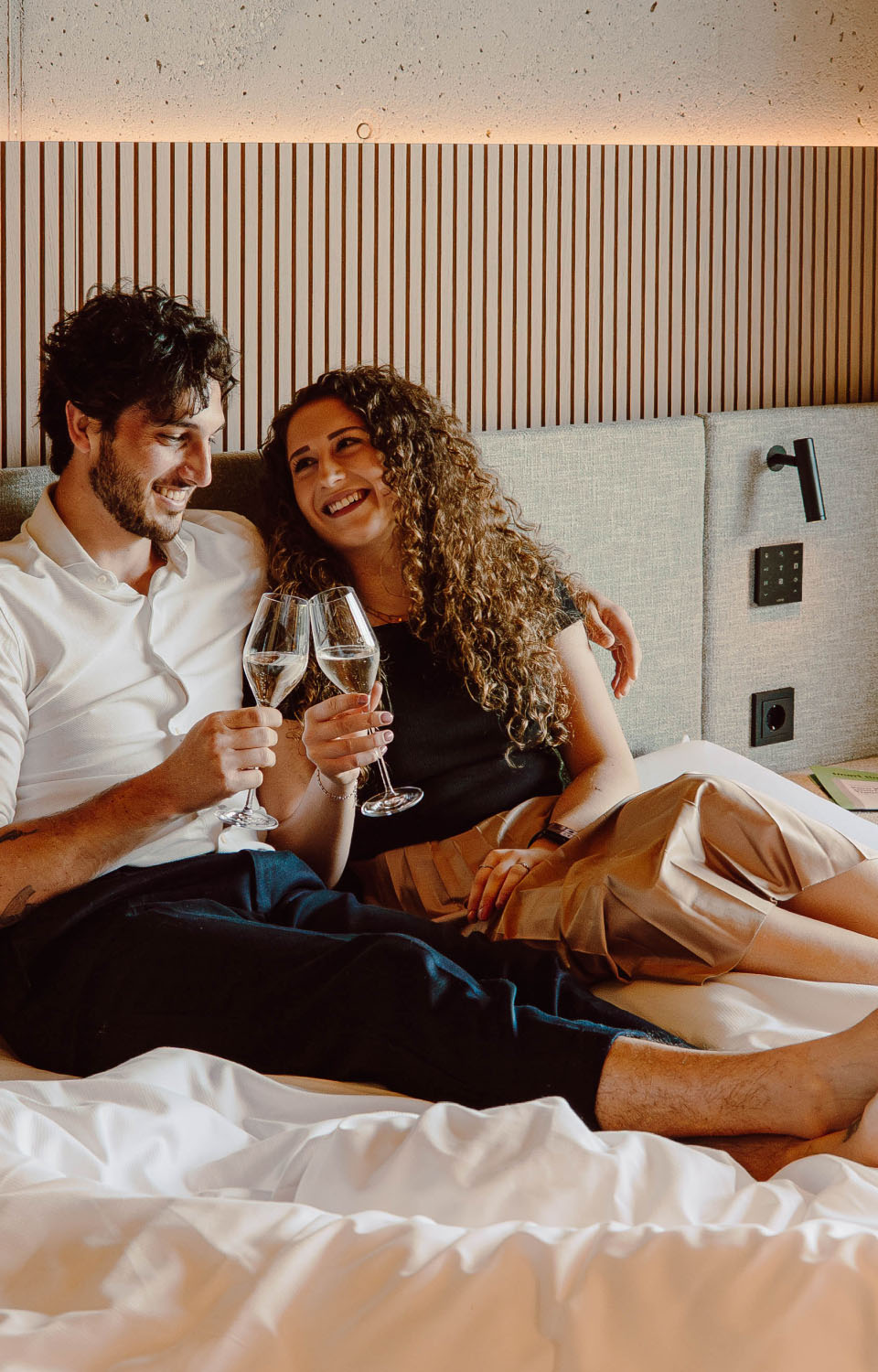 Pár v hotelovej izbe.