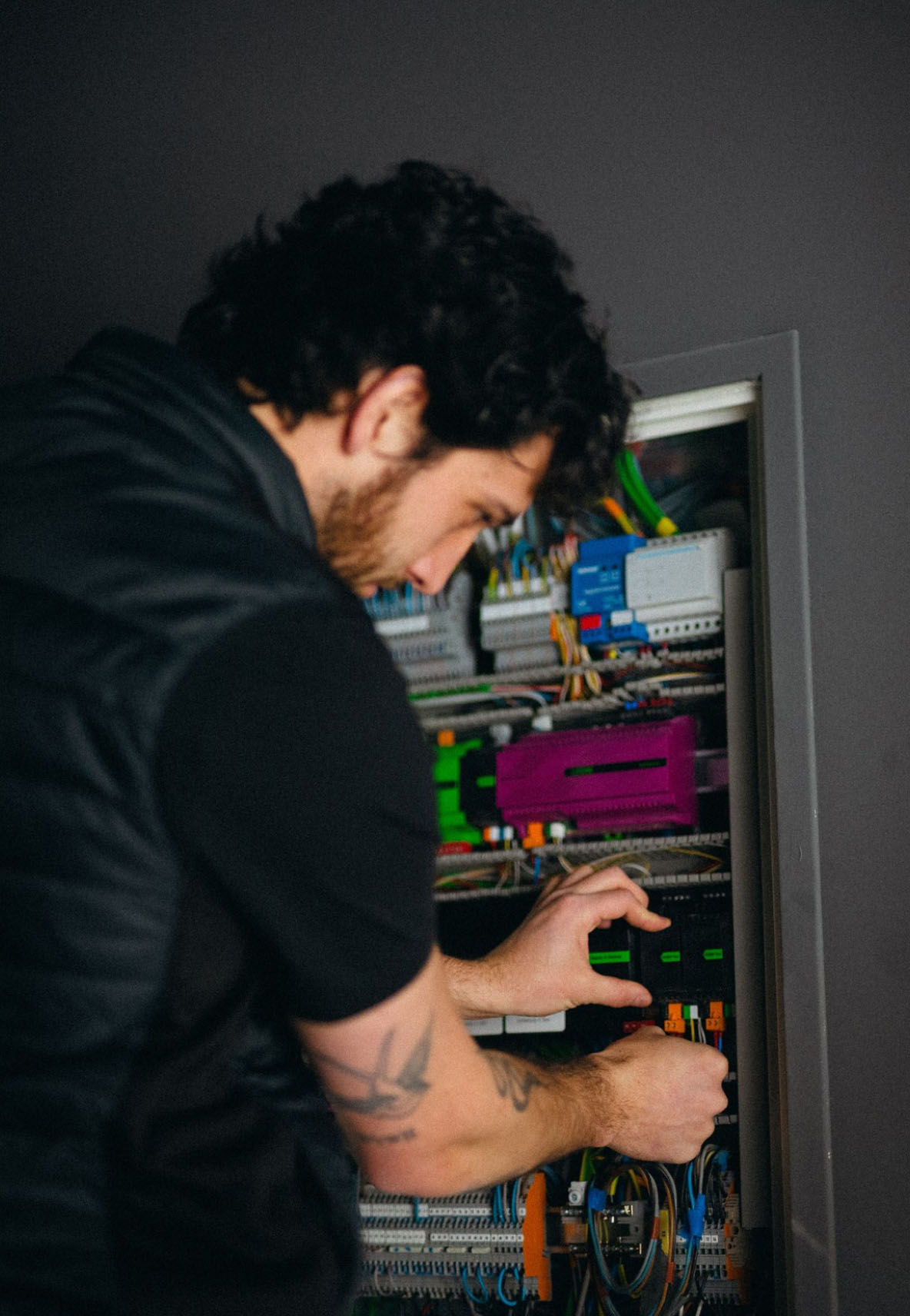 Партнер інсталює модулі розширення в шафу керування.