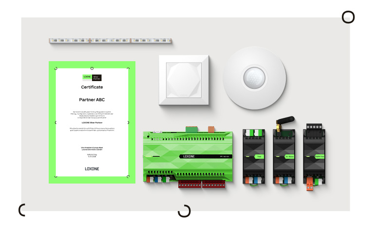 Вміст демокейсу LOXONE та сертифікат партнера.
