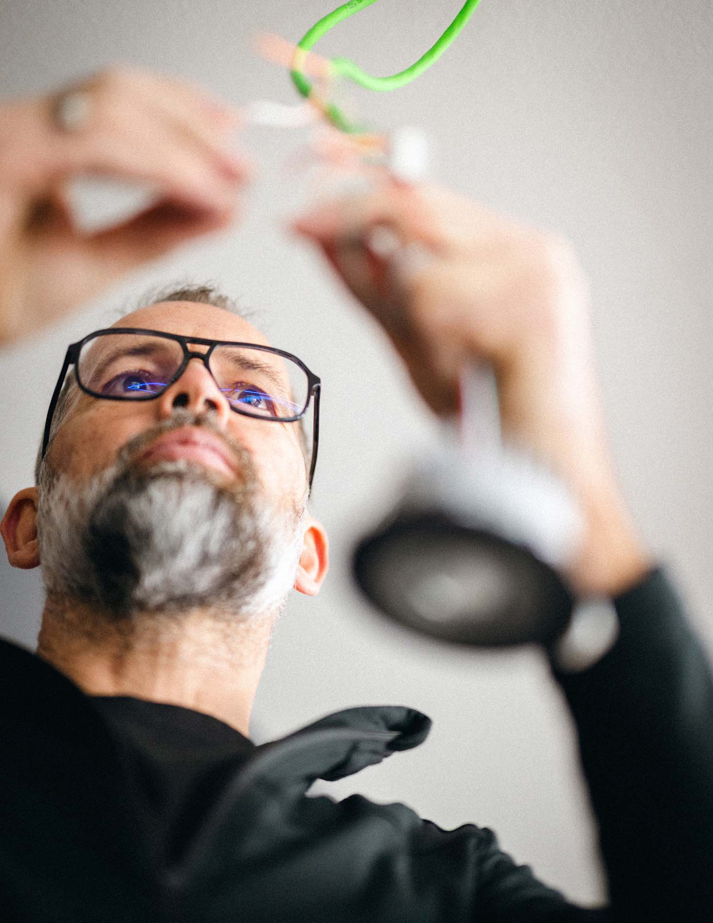 Партнер LOXONE займається інсталяцією LED-точкових світильників.