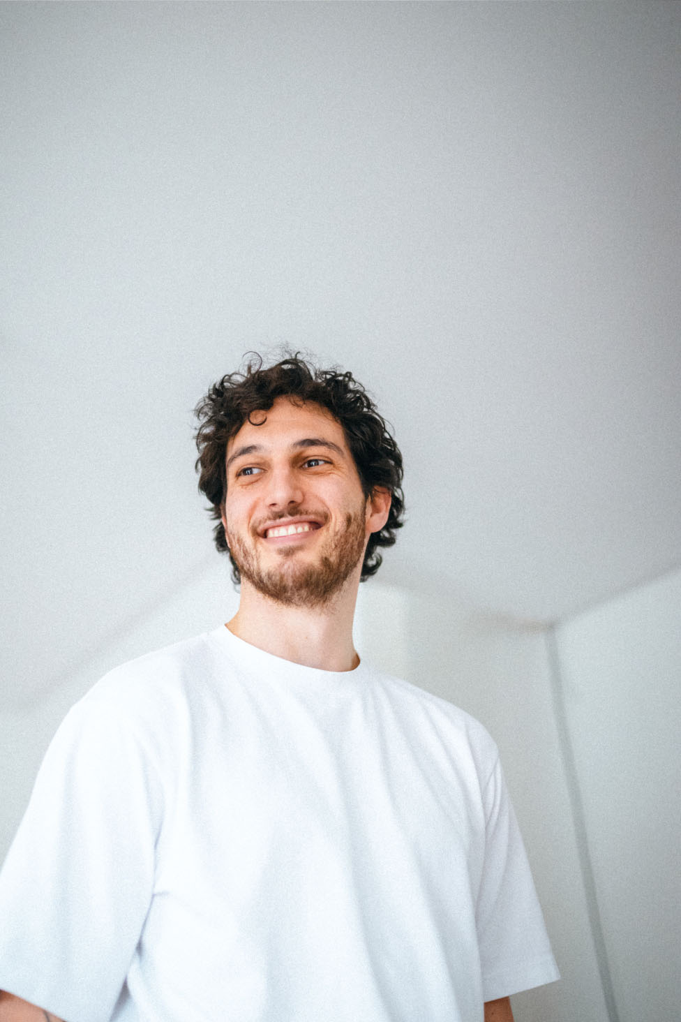 Усміхнений чоловік на тлі розумного дому.