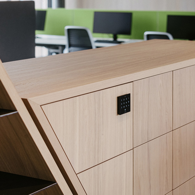 Панель NFC Code Touch на шафці в офісі.